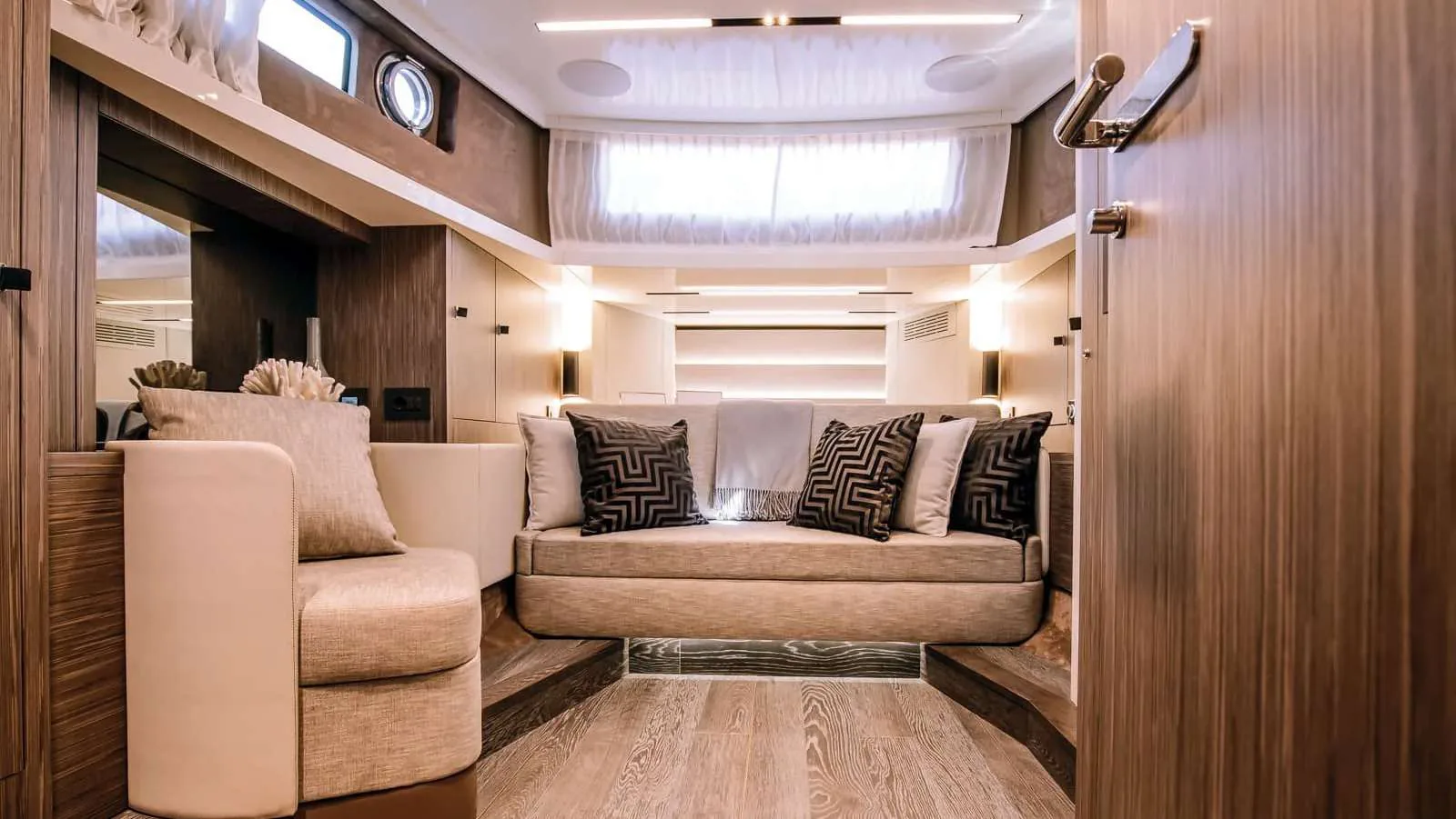 Cranchi A46 - photo 5 yacht charter Mykonos