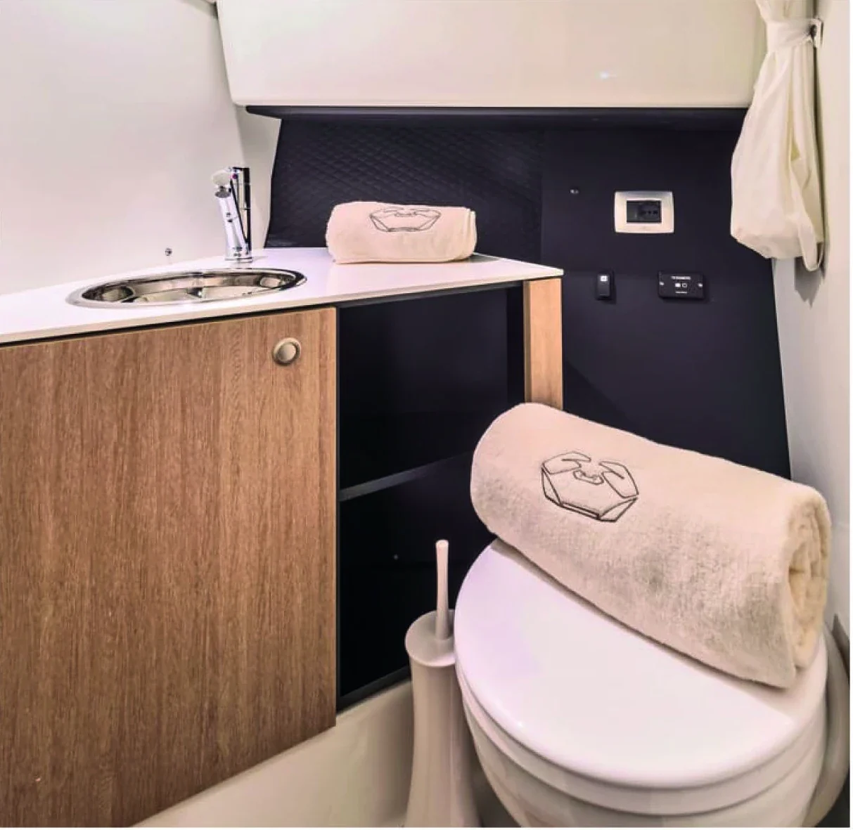 Cranchi E30 Endurance - photo 6 yacht charter Mykonos