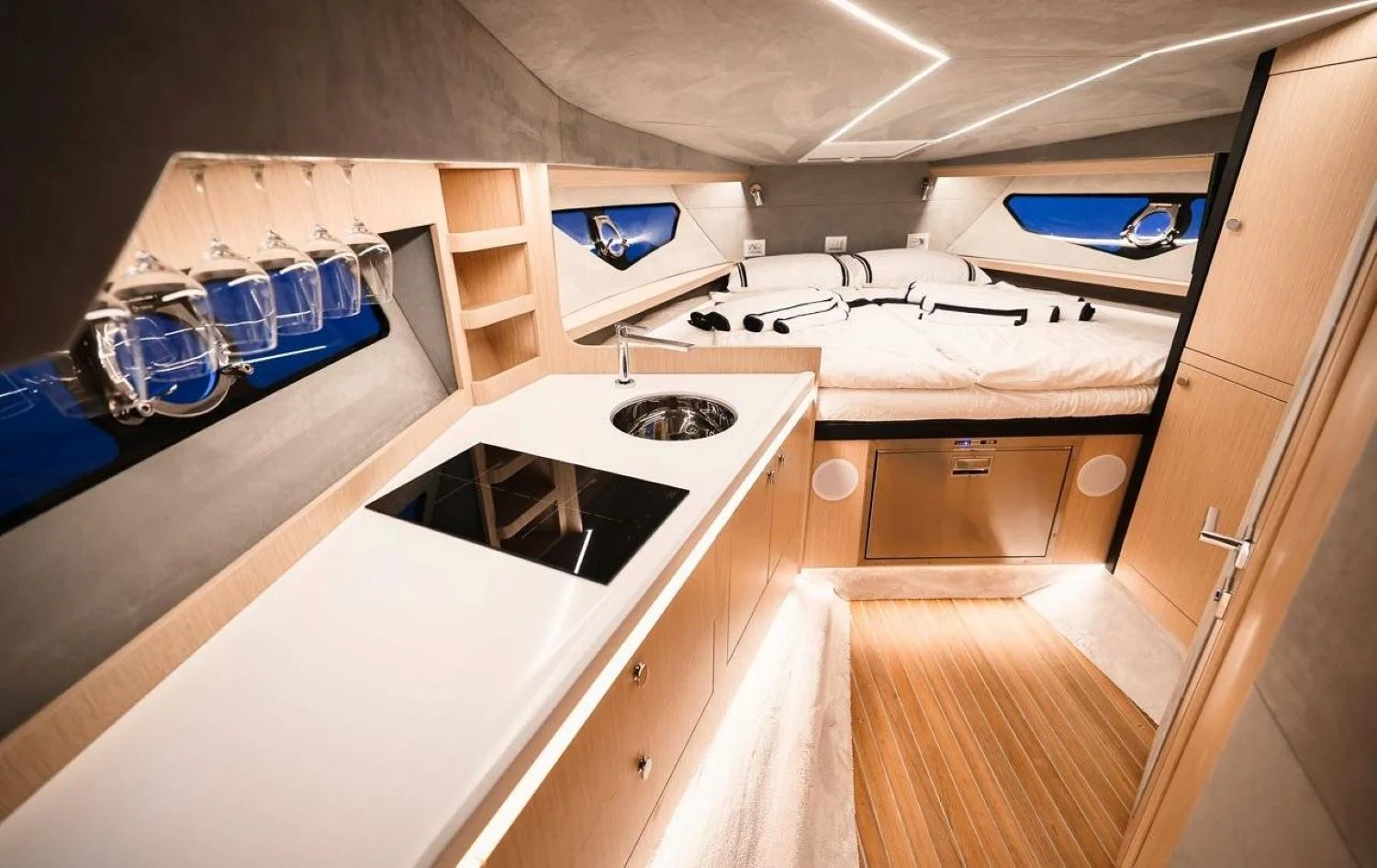 Focus Forza 37 - photo 6 yacht charter Mykonos