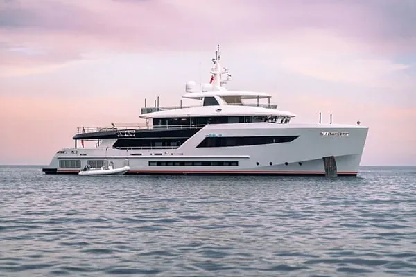 HEEUS - yacht charter Mykonos
