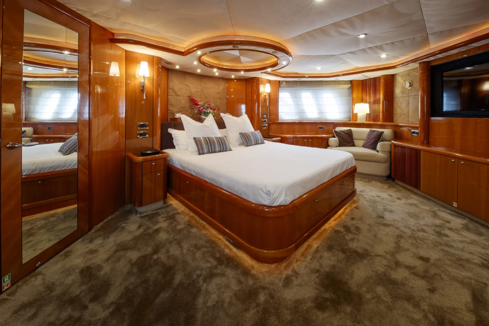 LADY YOUSRA - photo 22 yacht charter Mykonos