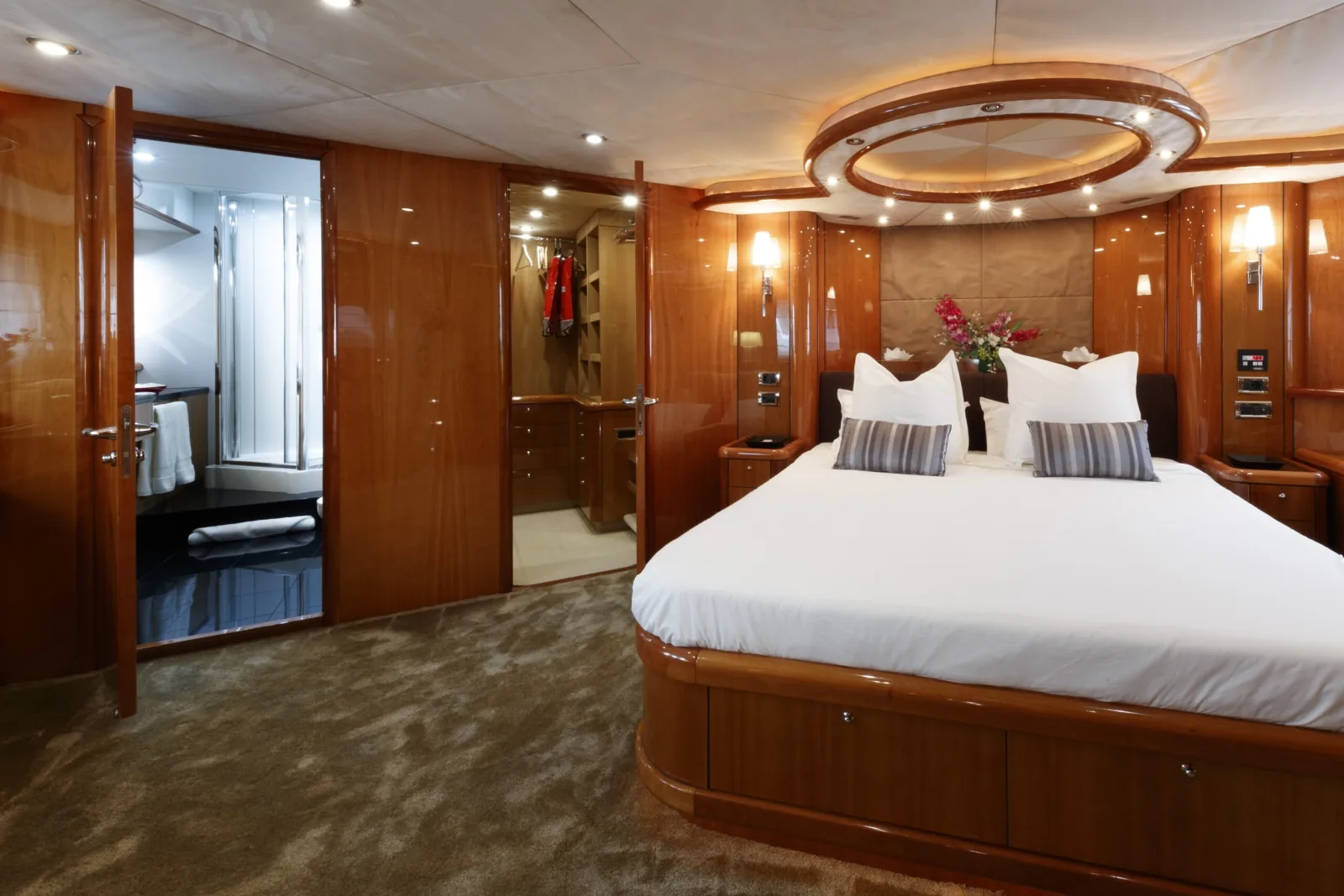 LADY YOUSRA - photo 23 yacht charter Mykonos
