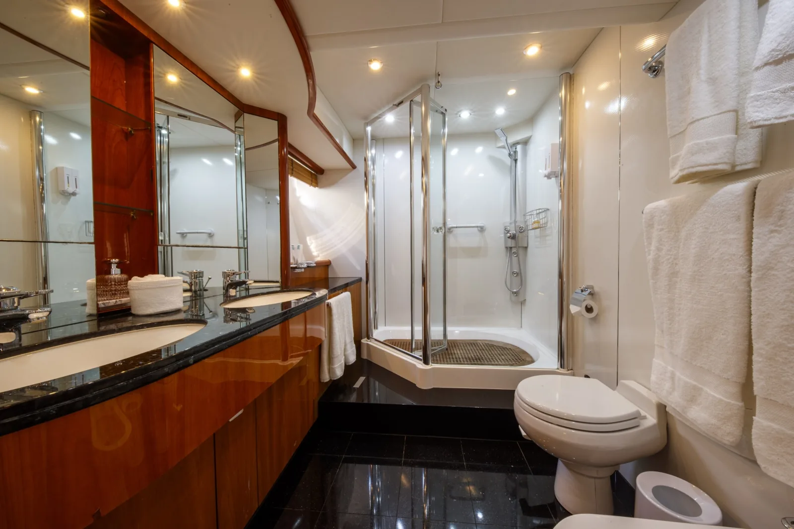 LADY YOUSRA - photo 24 yacht charter Mykonos