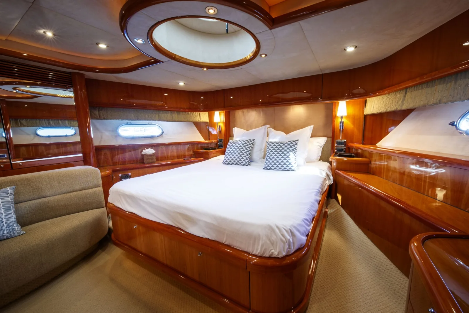 LADY YOUSRA - photo 27 yacht charter Mykonos