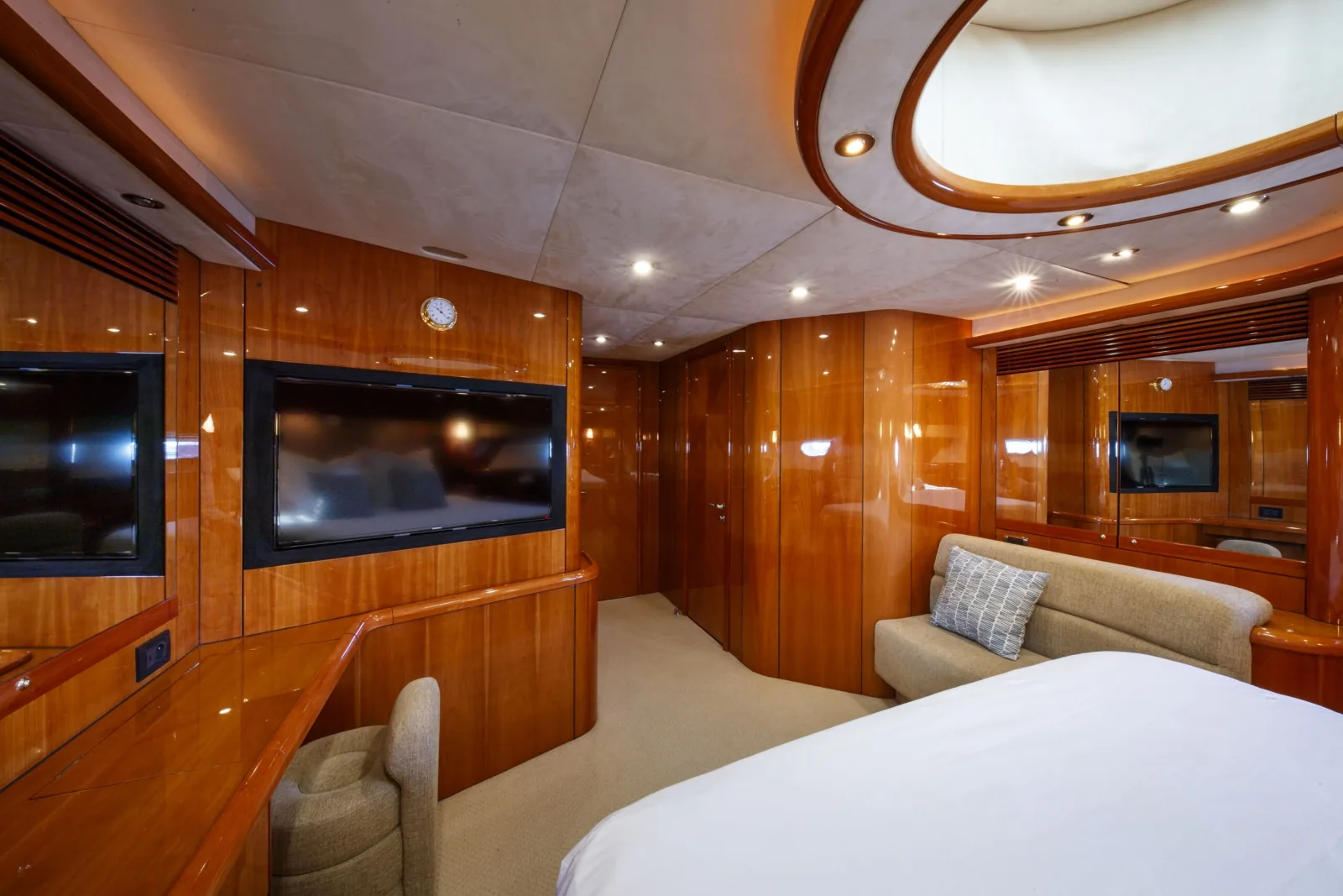LADY YOUSRA - photo 28 yacht charter Mykonos