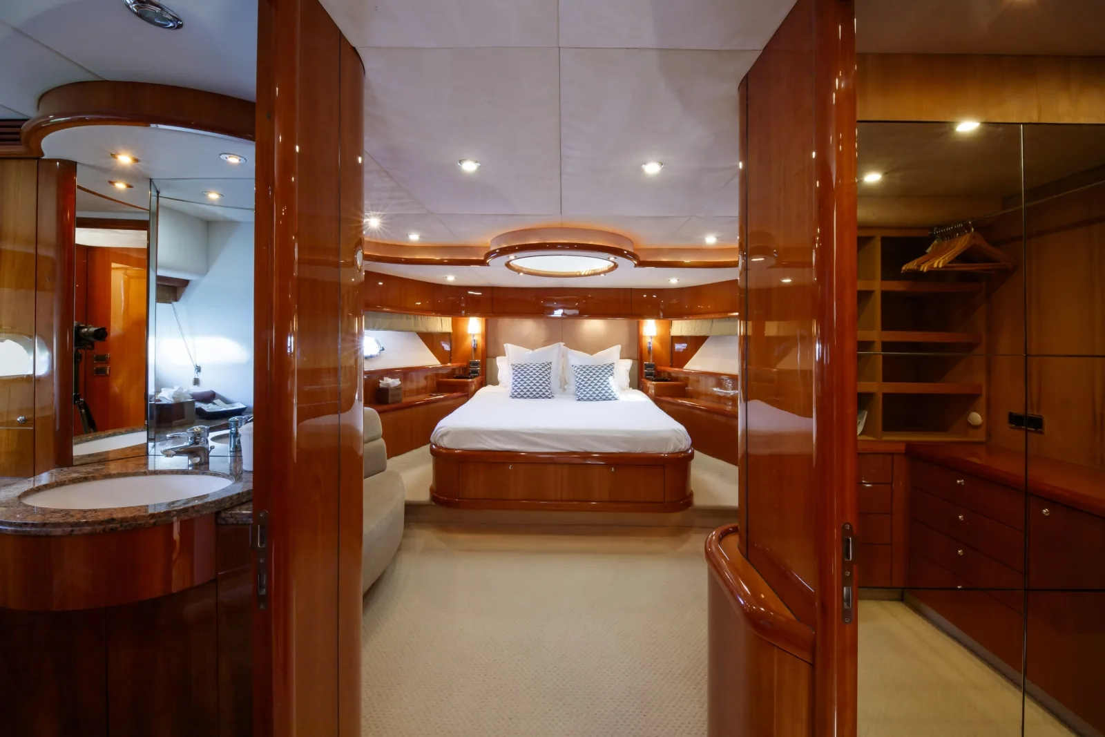 LADY YOUSRA - photo 29 yacht charter Mykonos