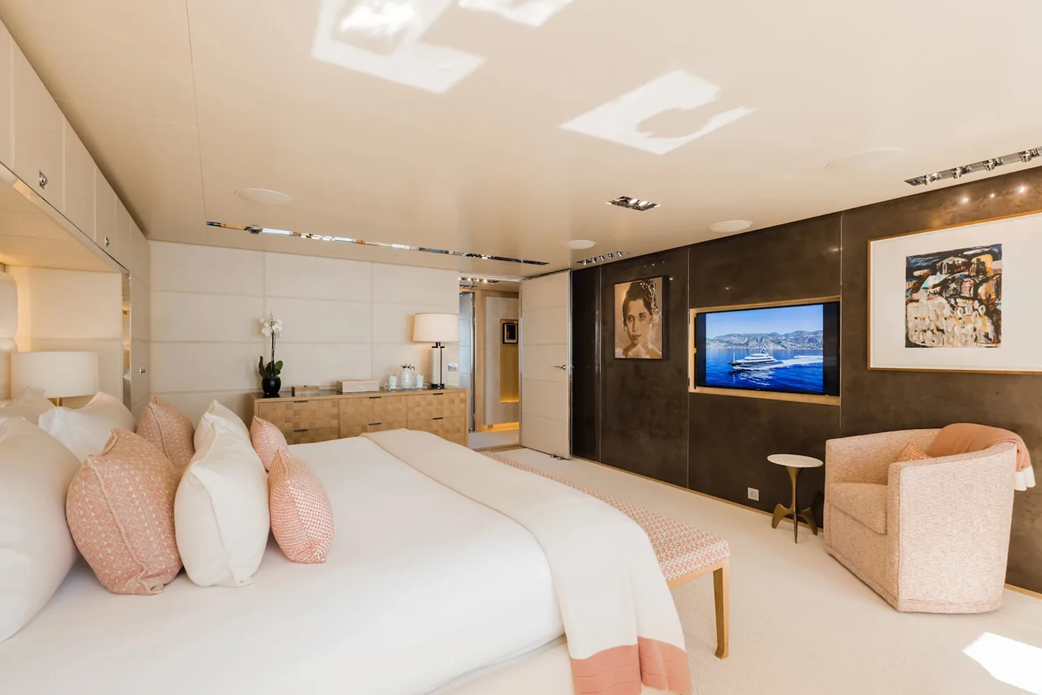 LOON - photo 33 yacht charter Mykonos