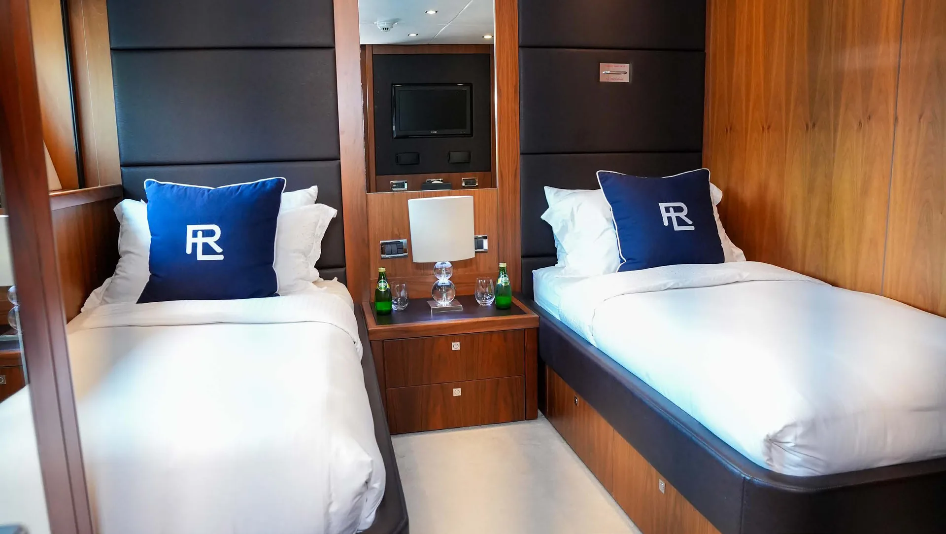 Lucien - photo 27 yacht charter Mykonos
