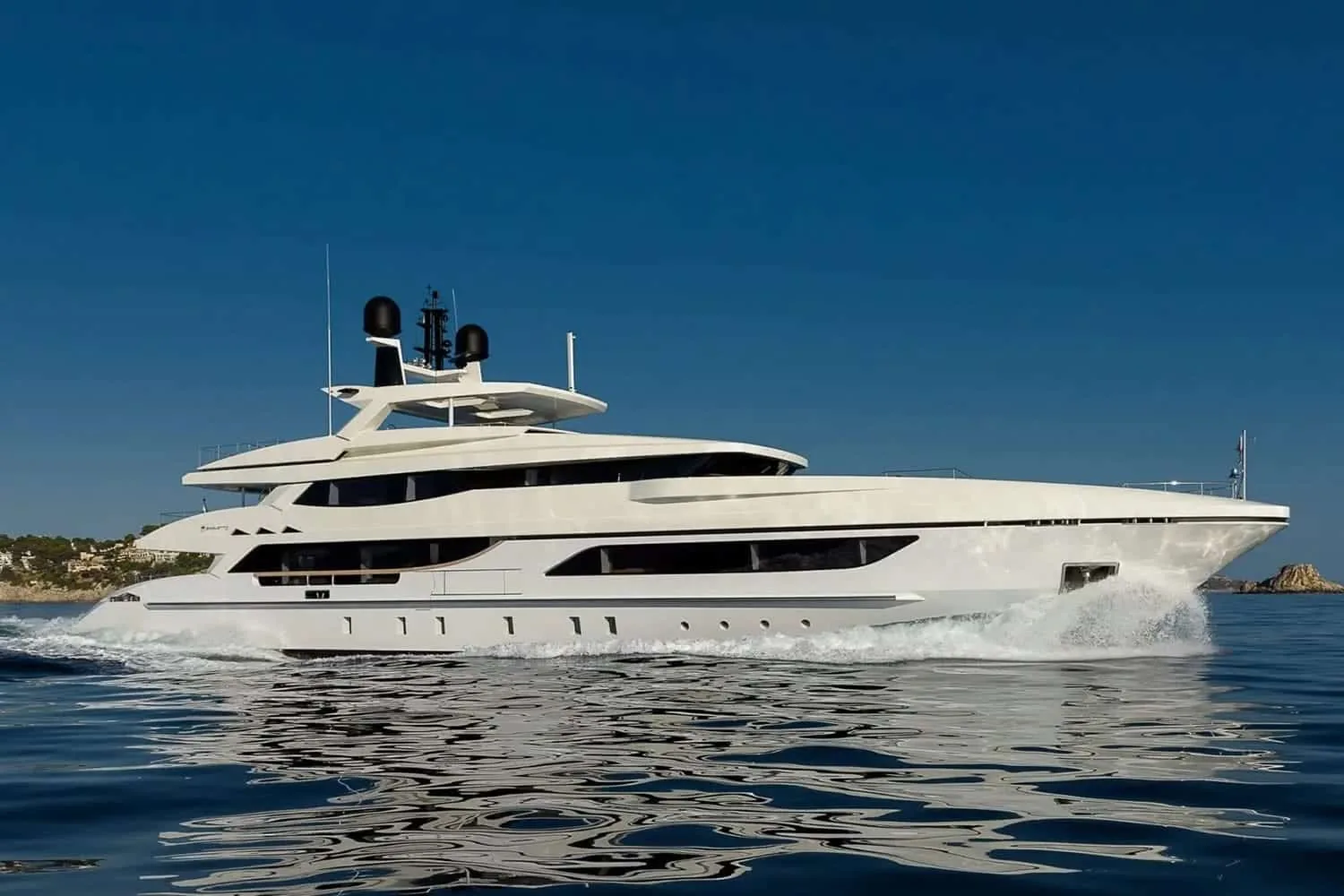 MR T - photo 2 yacht charter Mykonos