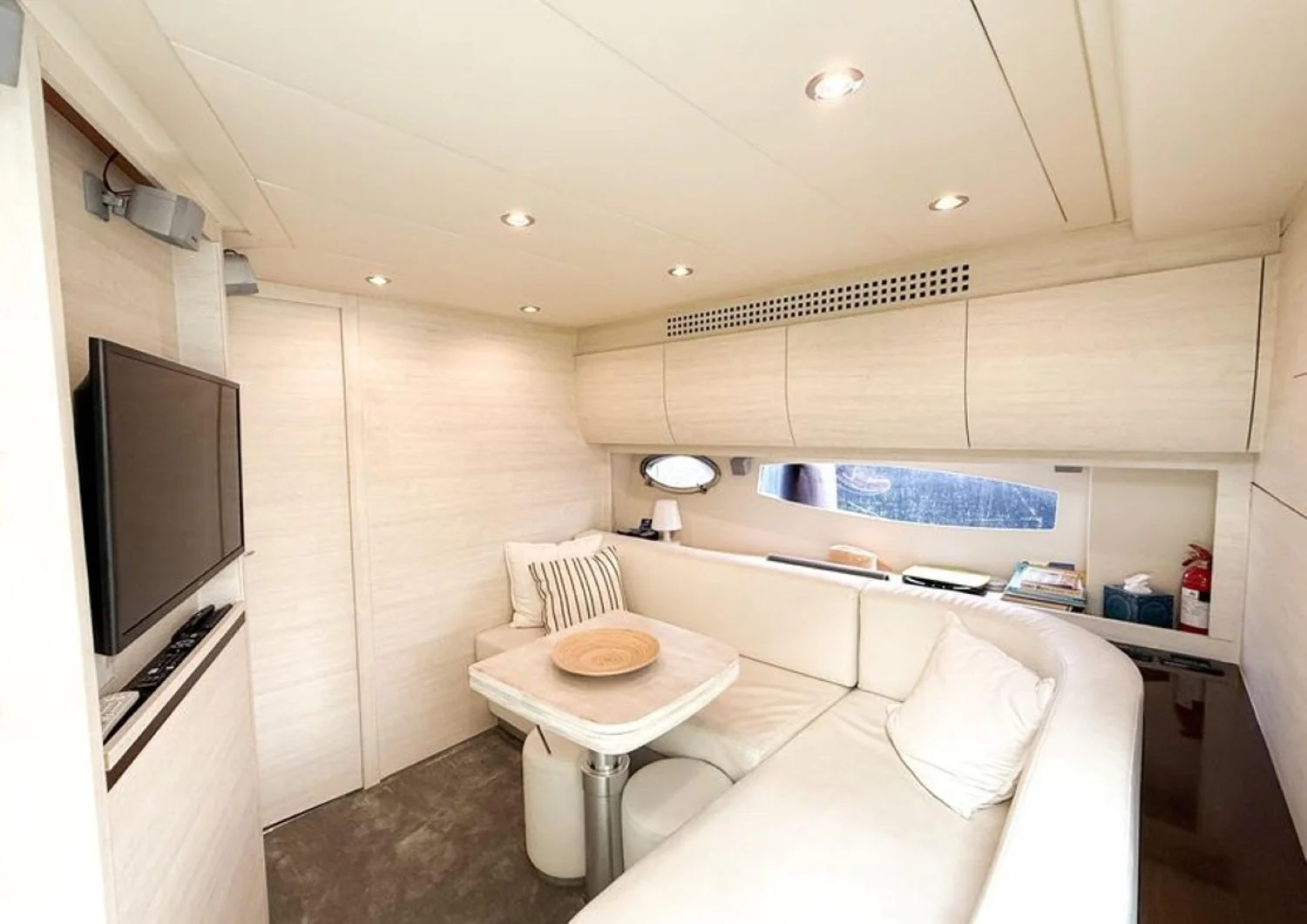 Pershing 56 - photo 6 yacht charter Mykonos