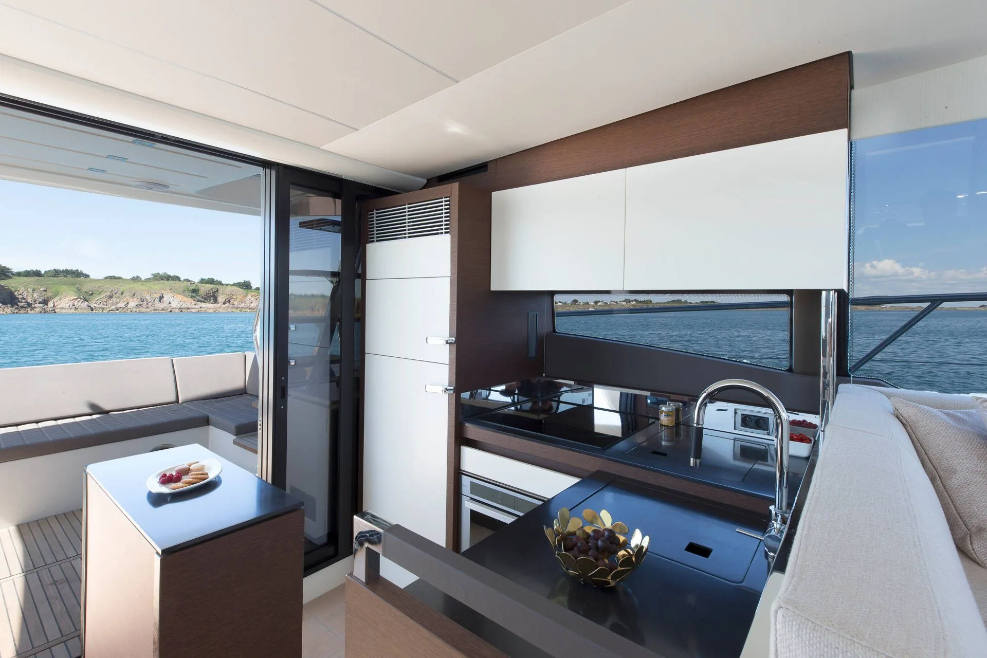 Prestige 520 Fly - photo 8 yacht charter Mykonos