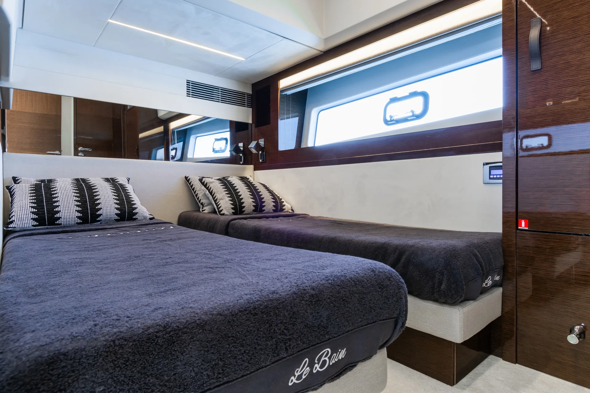 Prestige 590 - photo 10 yacht charter Mykonos