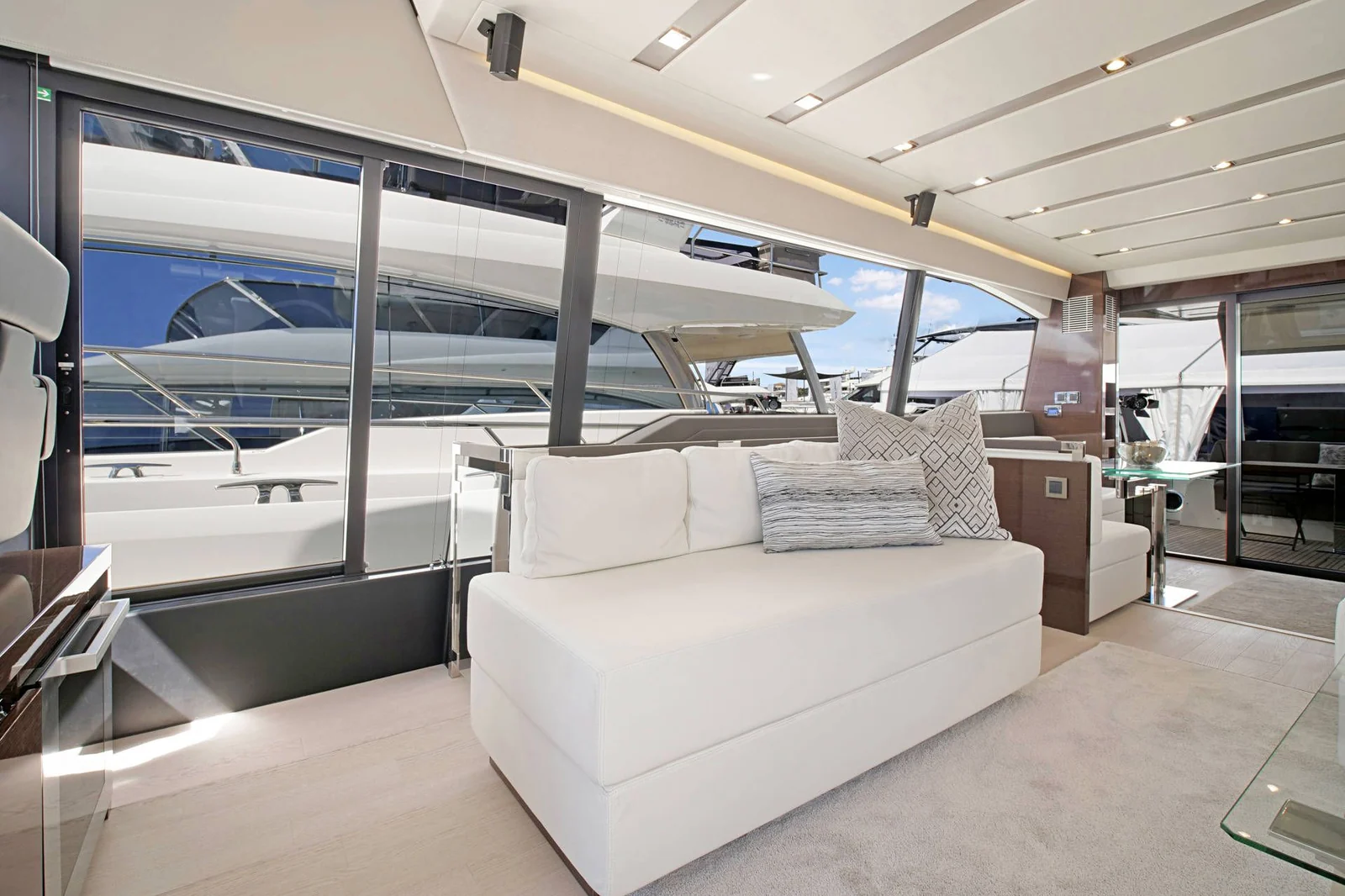 Prestige 680 - photo 19 yacht charter Mykonos